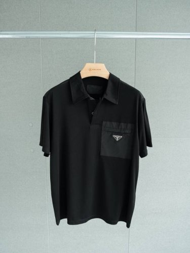 顶级型男Polo Prada 255Ss 官方新款三角标口袋Polo衫T恤 颜色：黑色 尺码： S M L Xl 尺码表 S M L Xl 衣长 67 69 7