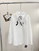 品名：拉夫刺绣polo慵懒风长袖防晒丝巾衬衫 尺码：M.L 颜色：白色 我愿称之为纸片人穿搭不同于常规衬衫，这件做的是半开襟的翻领造型，视觉上不会那么拘谨正式，