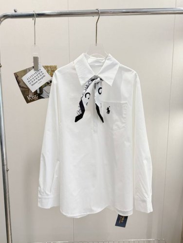 品名：拉夫刺绣polo慵懒风长袖防晒丝巾衬衫 尺码：M.L 颜色：白色 我愿称之为纸片人穿搭不同于常规衬衫，这件做的是半开襟的翻领造型，视觉上不会那么拘谨正式，
