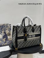 折叠礼盒 Size： 35*26Cm Dior迪奥 25Ss 改款联名款托特 真漂亮啊 铁脚Onthego Tote 梦回千禧年 结合金属配件，俏皮中带点小华丽