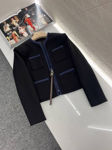P380Louis Vuitto*2025新品上架 圆领拉链口袋外套 定制Yb进口精仿羊毛材质 肌理明显 高级质感 圆领洋装外套版型 正肩垫肩设计贴合人体更显身