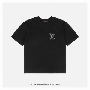 LV 25Ss 烫珠老花短袖 面料采用260克重精梳棉 定制32支1*1螺纹 成衣两遍水洗处理 面料舒适亲肤无异感 定制定染面料 纺织密度高 垂感佳 不易变形