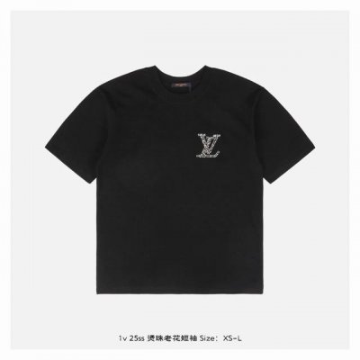 LV 25Ss 烫珠老花短袖 面料采用260克重精梳棉 定制32支1*1螺纹 成衣两遍水洗处理 面料舒适亲肤无异感 定制定染面料 纺织密度高 垂感佳 不易变形