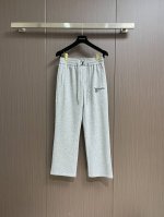 lv 2025春夏新款松紧腰休闲裤！前后标识Logo图案刺绣修饰！采用双压线缝制，劈裂度达到最高级别，定制纯棉面料光滑柔顺 垂顺感极佳人体穿上去非常舒适亲肤 耐