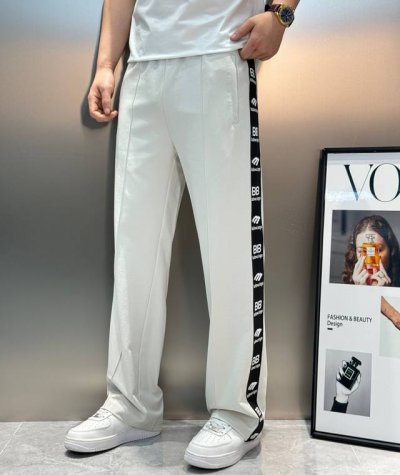 Balenciag*巴黎-世家2025Ss 春夏薄款裤 .超级无敌大爆款驾到 立体直筒裤 立体修身设计 打造出清爽利落的休闲风格 配以品牌经典织带设计 更添时尚