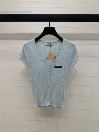 上新原单高端品质 Miumi*2025春夏最新系列！U领修身针织短袖！定制羊毛针织材质 细腻柔软 精致短袖剪裁 通体纵向麻花钩针肌理 单排纽扣装饰细节满分更为俏