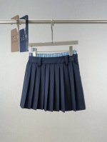 Miumiu 拼接迷你短裙 100%棉面料 明星同款，棉料高阶用料，面料柔软舒适，撞色设计甜美减龄 ，短裙融入格纹府绸质感平角短裤的设计细节，与巴塔维亚面料巧妙