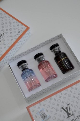 新款Lv香水中样三件套规格30Ml3。内含味道:加州梦 星光之城 萨博玫瑰。每个味道都是经典～路易威登香水30Ml三件套带喷头 全球购防伪可扫 1Lv 路易威登
