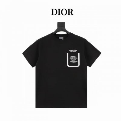 Dior 迪奥25新款 经典口袋刺绣 短袖T恤，纯棉洗水面料，洗水后270克重左右，做工细致，男女同款宽松版型，时尚大气。 颜色：黑 白 尺码：S-Xl