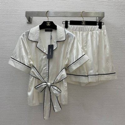 款号D24090328 杜嘉班纳Dg*新款 植绒字母Logo睡衣风家居服套装！系带束腰翻领P衬衫松紧腰阔腿短裤！米白色、黑色、蓝色、 M码：肩宽42，胸围106