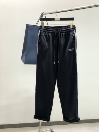 dior 迪奥， 2025春季新品，专柜同步有售，简约时尚休闲裤，原版进口面料，舒适透气，顶级刺绣工艺字母图案装饰Logo，原版五金辅料装饰，档次极高，独特设计