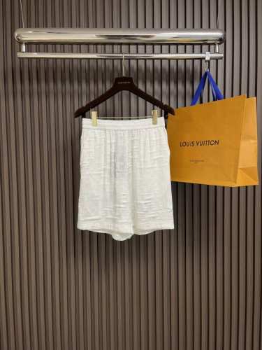 上衣 短裤 Lv 2025Ss春夏新款简素纹理夏日短袖衬衫短裤套装，采用纹理丰富的 Damoflage 提花面料塑造休闲剪裁，以开领设计彰显摩登格调。串珠刺绣