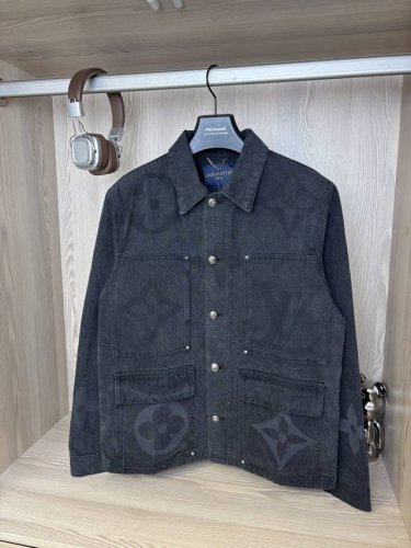 款号:Dc 111# lv 路易威登重工渐变水洗字母定位印花牛仔外套 非常重工的一款 斜纹肌理面料区别市场垃圾平纹面料克 重做顶 老花妥妥拿捏早秋出门穿搭 牛仔