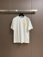 Lv 2025Ss 限定新品Logo印花短袖T恤，基础简约百搭款式，面料采用是高克重的针织棉布料，柔软扎实，质感满分，对比鲜明，一如既往的宽松版型，男生女生轻松