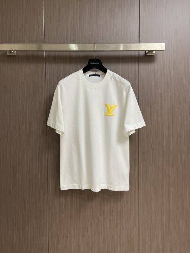 Lv 2025Ss 限定新品Logo印花短袖T恤，基础简约百搭款式，面料采用是高克重的针织棉布料，柔软扎实，质感满分，对比鲜明，一如既往的宽松版型，男生女生轻松