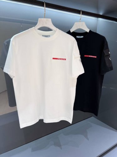 新品 袖臂口袋 简约时尚格调来自Pd的新秀丽作. 贸易渠道货品,为数稀少！ 2025Sspr*Da 饰带装饰标识设计拼接压胶男士圆领短袖T恤 常规直裁设计,兼具