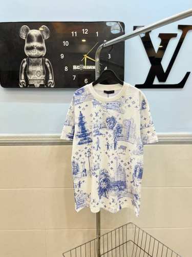 款号154 Louis Vuitton Lv城市涂鸦印花短袖 采用280G纯棉双纱面料 上身舒适柔软 透气性强 全身采用数码直喷工艺呈现元素设计 图形还原度高