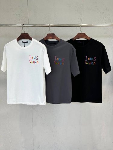 新品 香港洋行渠道货，2025春夏新款He*Mes烫钻印花3D图案标识纯棉圆领短袖T恤。这款T恤的面料采用了客供定制精纺长绒棉布，质地柔软且透气性好，即便是炎炎