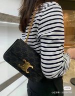 180包邮 celine 赛琳凯旋门老花链条腋下包 无论什么品牌，老花永远是Yyds 原来老花配金链条也那么好看！ 长方形轮廓复古感满满，精致又高级的感觉 经典