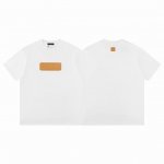 款F20 Lv Lv 路易威登浮雕压花皮章毛织短袖 本款短袖圆领衫取材柔软棉质针织，为正面 Vvn 皮革贴饰压印 Lv Vers 标识，娓娓道出品牌皮具系列的悠