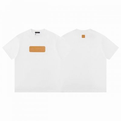 款F20 Lv Lv 路易威登浮雕压花皮章毛织短袖 本款短袖圆领衫取材柔软棉质针织，为正面 Vvn 皮革贴饰压印 Lv Vers 标识，娓娓道出品牌皮具系列的悠