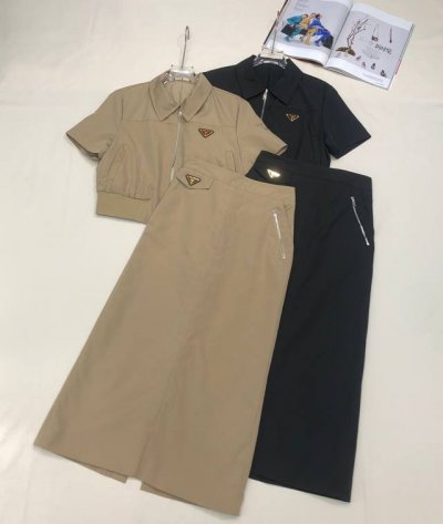 pr141* 25Ss新款短袖上衣半身裙套装 经典三角牌装饰 简约大方 高品质 两色三码Sml