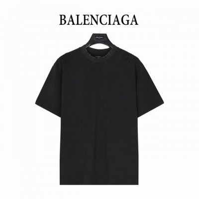 Balenciga 巴黎世家 后背梵文字母龟裂印花做旧磨破短袖T恤 采用后背破洞锋线 标准的印花技术，纯棉柔软面料， 对色定染面料，超精细平网印花工艺，潮流感十
