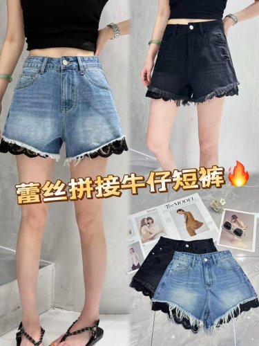 蕾丝拼接牛仔短裤，时尚新风尚来袭！经典牛仔面料，搭配精致蕾丝，刚柔并济。毛边设计增添随性感，两种颜色适配不同风格。高腰版型修饰腰线，勾勒曼妙身姿。无论是搭配简约