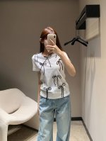 Chane* 25p早春新款 圆领烫钻蝴蝶结装饰短袖T恤丨独家高版出品！采用克重纯棉制成 略带有弹力 呈现显瘦视觉效果 成衣定位勾勒烫钻双C徽标立体绳结蝴蝶结错