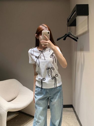 Chane* 25p早春新款 圆领烫钻蝴蝶结装饰短袖T恤丨独家高版出品！采用克重纯棉制成 略带有弹力 呈现显瘦视觉效果 成衣定位勾勒烫钻双C徽标立体绳结蝴蝶结错