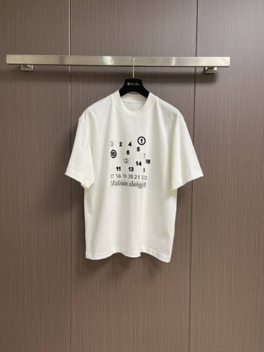 Maison Margiel Mm6 马吉拉 2025Ss春夏新款短袖T恤，定制专属洗水纯棉面料，胸前印花Logo设计！简约大方，从容百搭，档次极高，完美融入时