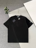 高版本]Prada 普拉达 2025Ss圆领短袖T恤。立体刺绣工艺配配上袖子绣花Logo，客供进口双纱32支280G面料，以天然植物纤维提炼出来，手感柔软，穿着