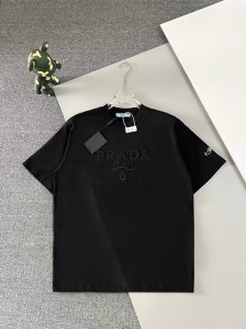 高版本]Prada 普拉达 2025Ss圆领短袖T恤。立体刺绣工艺配配上袖子绣花Logo，客供进口双纱32支280G面料，以天然植物纤维提炼出来，手感柔软，穿着