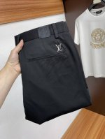 LV 路易威登 2025春夏新款 休闲裤 干净利落剪裁，都市风十足 采用精纺面料手感软糯干爽，上身效果挺括有型。五金精致，商务休闲非常好看如此众多的顶级原料，打