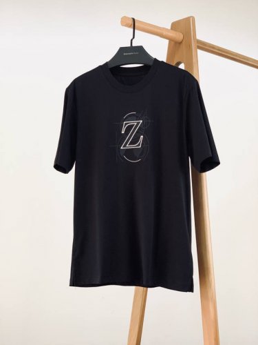 ermenegildo Zegna杰尼亚 2025Ss春夏新品 Zz时装线，刺绣图腾Logo短T。 甄选优质面料，手感面糯有骨感，柔而有韧性。 液氨工艺处理，韧