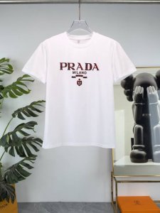 prada 普拉达 2025Ss春夏最新款圆领时尚短袖T恤 官网同步 专柜纯棉面料 贴肤舒适 耐看又好穿 经典简约Logo设计 原厂工艺一丝不苟 型男必备单品