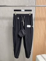 迪奥2025Ss春夏新款新款男士工装休闲裤、商务休闲款！！重在面料！婴儿肌肤般的柔滑！！客供定织料，入手便知极具柔滑面料，手感柔软亲肤，上身挺括有型，表面又有着