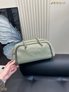 香奈儿Chanel中古包今天给大家介绍一款超赞的包包这是一只 Chanel的滚边保龄球 水洗牛仔材质 非常好打理 尺寸也适合绝大多数妹子的身型好用好看好搭配时下
