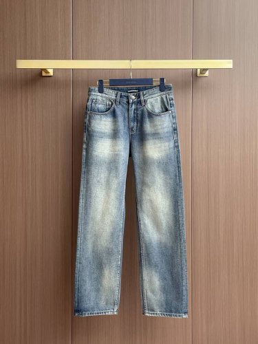 fmz 克罗心 新款阔腿牛仔 丹宁水洗原单高端单品 整体采用的阔腿版型设计，定制的牛仔面料与裁剪比普通工艺复杂很多调整了好多次进口的牛仔面料，面料水洗做旧，都是