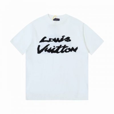 Louis Vuitton 路易威登 25Ss春夏新款圆领羊毛针织短袖，定制面料羊毛针织材质 质感高级 舒适柔软 圆领短袖毛衣 领口袖口螺纹包边与衣摆相呼应 胸