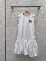 miu Mi* 2025Ss新款背心裙 时髦低调 气质又奢华高级！版型百搭不挑人，原版定制科技面料 做工品质看细节。白富美必入！强烈推荐。Sml S后中长81