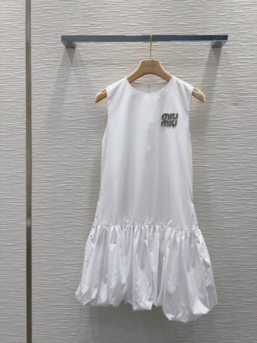 miu Mi* 2025Ss新款背心裙 时髦低调 气质又奢华高级！版型百搭不挑人，原版定制科技面料 做工品质看细节。白富美必入！强烈推荐。Sml S后中长81