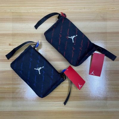 air Jordan Aj乔丹满印刺绣Logo多功能手提包 单肩包 斜挎包 帆布材质，舒适肩带设计，可随意调节长度。顺滑拉链设计。哪怕你的衣柜里塞满了包包，也总