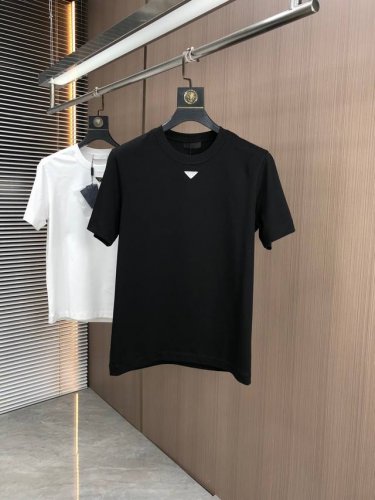 P260 普拉达 2025春夏新款首发专柜最新款短袖圆领T恤 高端订制 设计前卫时尚！品牌Logo重工艺设计 高端定制丝光云朵棉面料.手感柔软.穿着舒适.专柜级