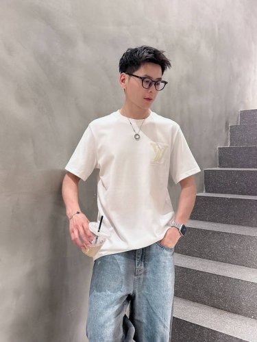louis Vuitton路易威登独家专供新款原单男士休闲短袖 高端定制 高版本 时尚百搭爆款进口面料 手感超柔软细腻 穿着亲肤舒适 高端精品 代工厂P精细做工