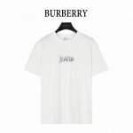 Burberry 巴宝莉 25Ss 草写字母植绒Logo短袖T恤 选用平织棉面料打造，点缀焕新演绎的复古感典藏徽标植绒印花， 于1912年首次亮相使用；宽松版型