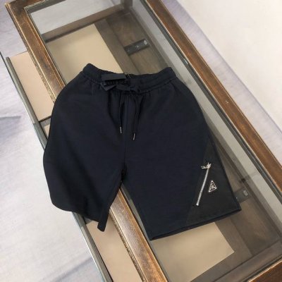 Cprada 普拉达 2025P家男士休闲工装风格短裤，超经典的风格系列单品，延续了P家时髦简约的设计基调，极简运动风，非常值得入手！随意搭配，简单时尚！！弹性