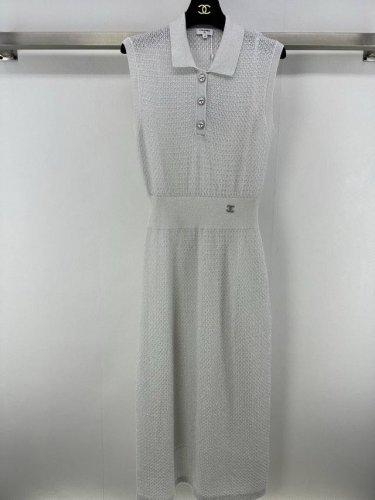 chane*上新细节 25 夏季新款Polo针织背心裙 散发着干练与知性之美 领口处的纽扣排列有序 细节之处尽显匠心 腰部的巧妙收束 勾勒出曼妙身姿 彰显女性曲