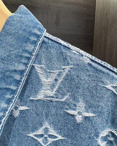 款号-Mx003 细节图 Louis Vuitton 路易 威登 24Fw 老花拼接提花牛仔外套 龚俊同款 这件 Lv 牛仔外套超惊艳！它装饰着 24Ss 秀场