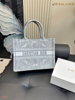 小号 尺寸26.21Cm 中号 尺寸35.27Cm 原单Dior 迪奥购物袋 配折叠盒 本年度重量级专柜经典爆款 将帅气和优雅两种不同的风格碰撞在一起，融合了新